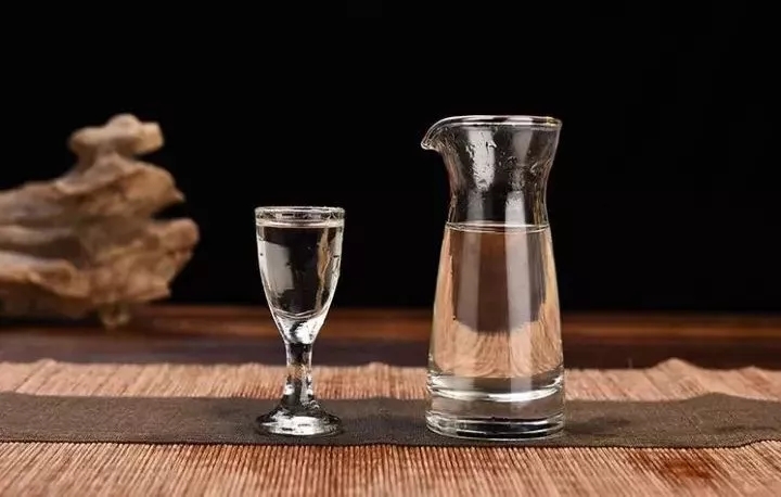 用小杯喝酒,能够静静感受酒体的醇厚,感受文人雅士的生活品味,感受